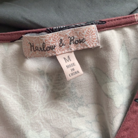 Beautiful top - Picture 3 of 4